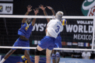 Antti Ropponen iskee pallon läpi Ruandan torjunnan. 
