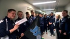 Jännittyneinä odotetaan joukkueiden marssia saliin.