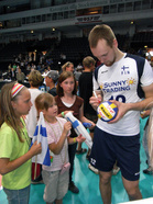 Kunnarin nimikirjoitukselle löytyi vielä Roosan pallossa tilaa