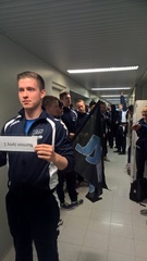 Joukkueet odottavat siirtymistä avajaistilaisuuteen. Täydellisesti valmistautuneena.