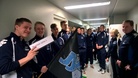 Jännittyneinä odotetaan joukkueiden marssia saliin.